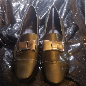 VAN ELi flat patent smoked pewter shoe. Size 10